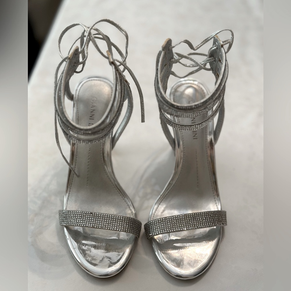 Gianni Bini Elegant Silver heels with diamonds